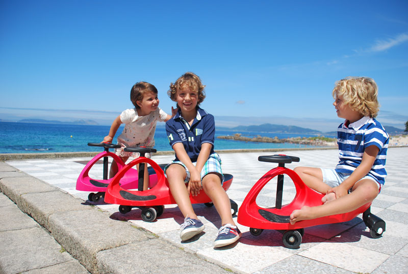 Los correpasillos didicar están recomendados a partir de 3 años . No tiene límite de edad así que diviértete con los niños subido a un correpasillos y organiza carreras por el barrio.